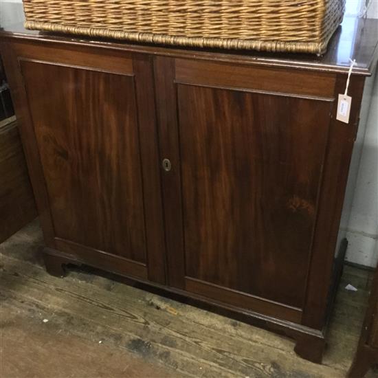 Mahogany side cabinet(-)